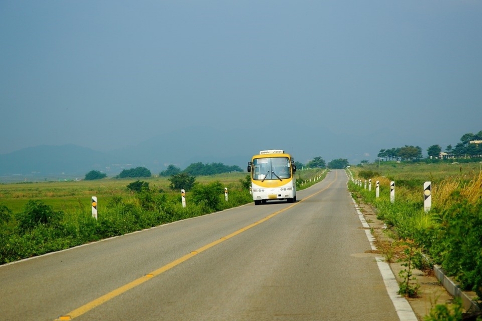 한적한 시골에서 운행하는 버스