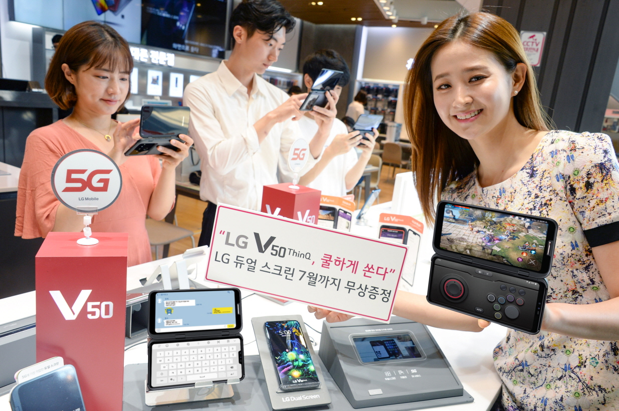 LG전자 모델이 서울 강남구 소재 LG베스트샵 강남본점에 위치한 휴대폰 코너에서 LG V50 ThinQ 구매고객들을 대상으로 LG 듀얼 스크린을 무상증정하는 구매혜택을 소개하고 있다.   