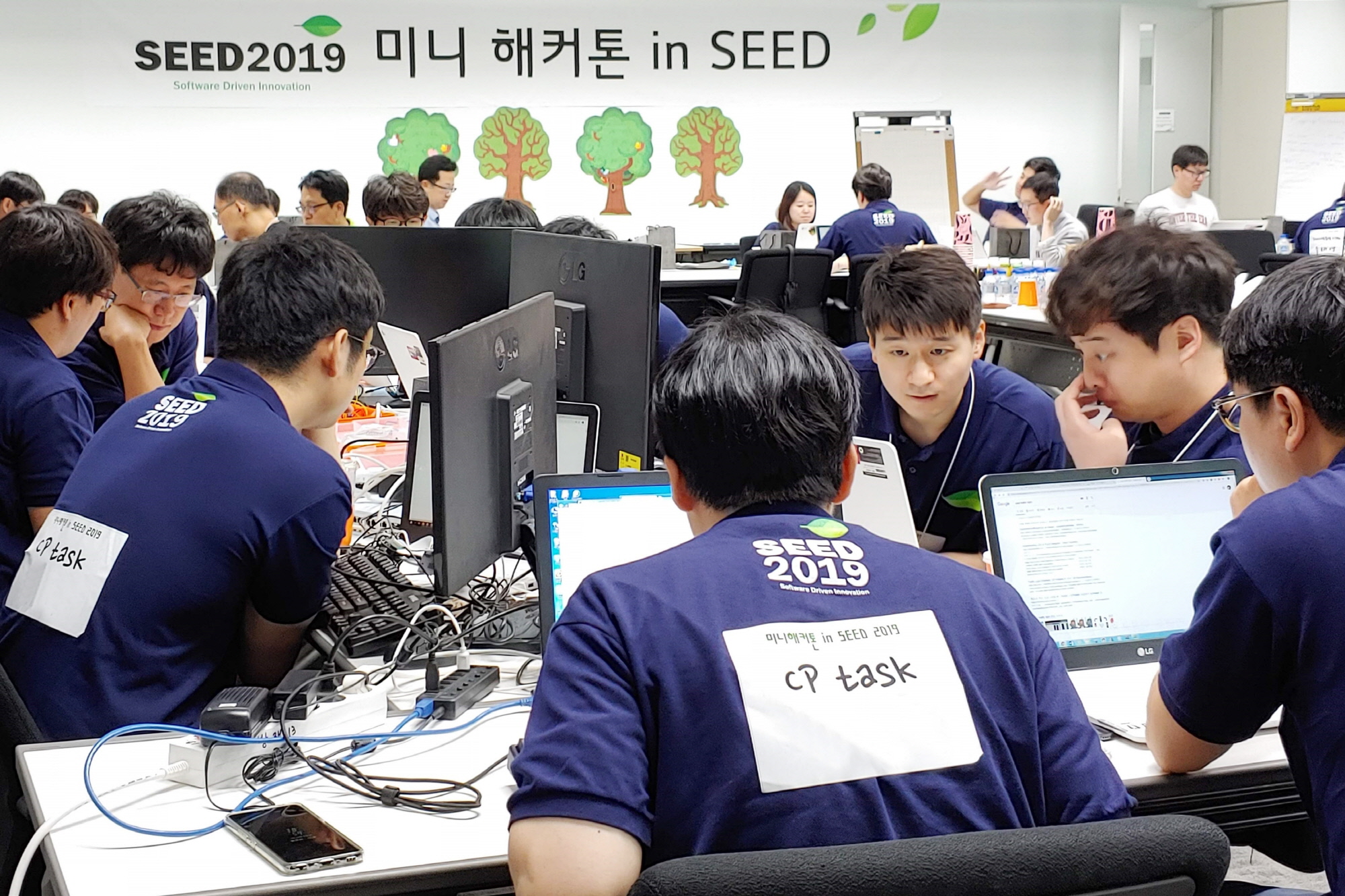 LG전자가 25일 서울 서초구 양재동에 위치한 서초R&D캠퍼스에서 ‘소프트웨어 개발자의 날 2019’를 개최했다. 개발자들이 해커톤에 참여하고 있다.