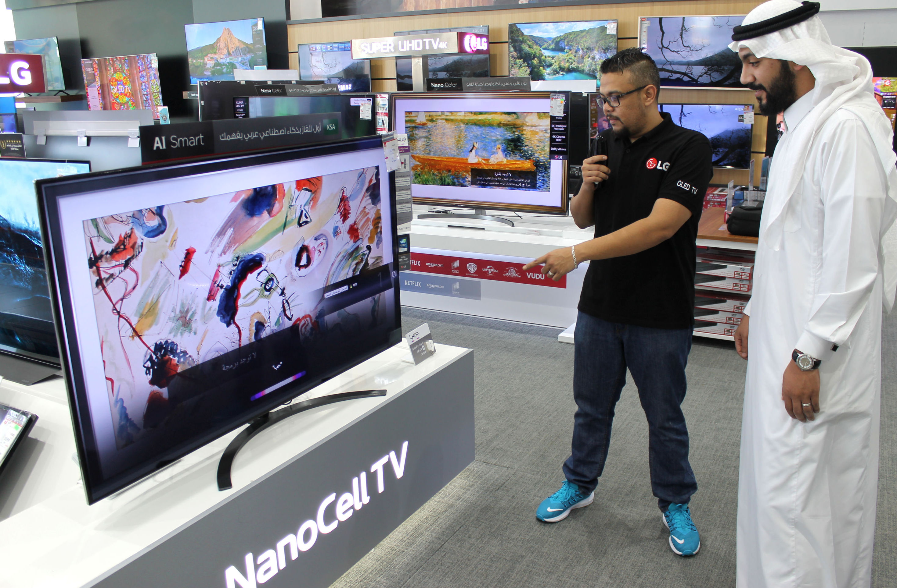 사우디아라비아 제다 소재 전자매장에서 고객이 아랍어 음성 명령으로 LG 인공지능 TV의 인공지능 기능을 체험하고 있다. 