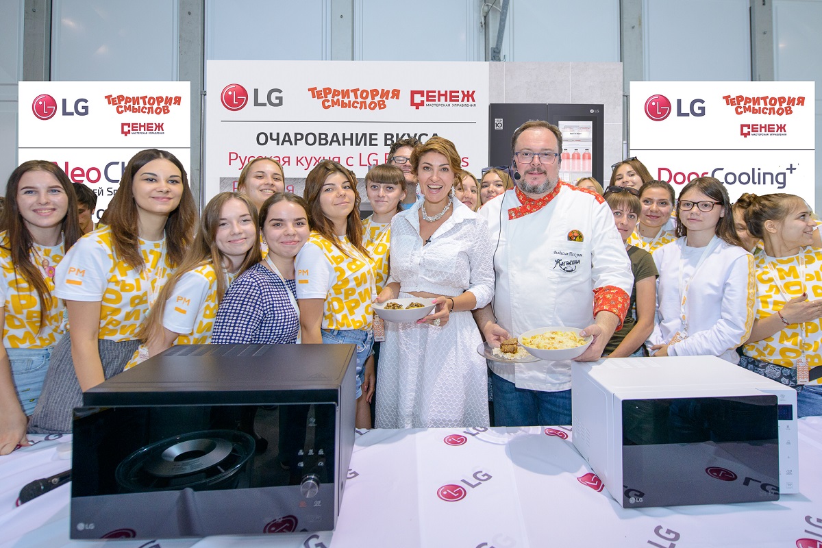 LG전자는 최근 러시아 솔네츠노고르스크(Solnechnogorsk)에서 진행된 ‘테라 샤인치아 2019’을 공식 후원했다. 러시아 출신의 셰프인 블라드 피스쿠노프(Vlad Piskunov)가 LG광파오븐을 이용한 요리교실을 진행하고 있다.