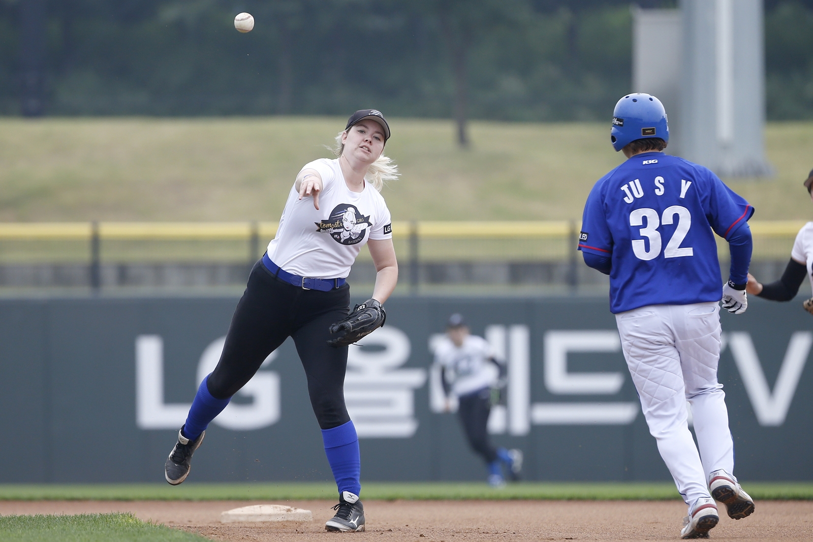 LG전자와 한국여자야구연맹이 공동 주최한 ‘제4회 LG컵 국제여자야구대회’가 26일 성황리에 막을 내렸다. 이번 대회는 일본팀이 우승을 차지했다. 사진은 한국팀(KOREA팀)과 유럽팀이 경기하는 모습