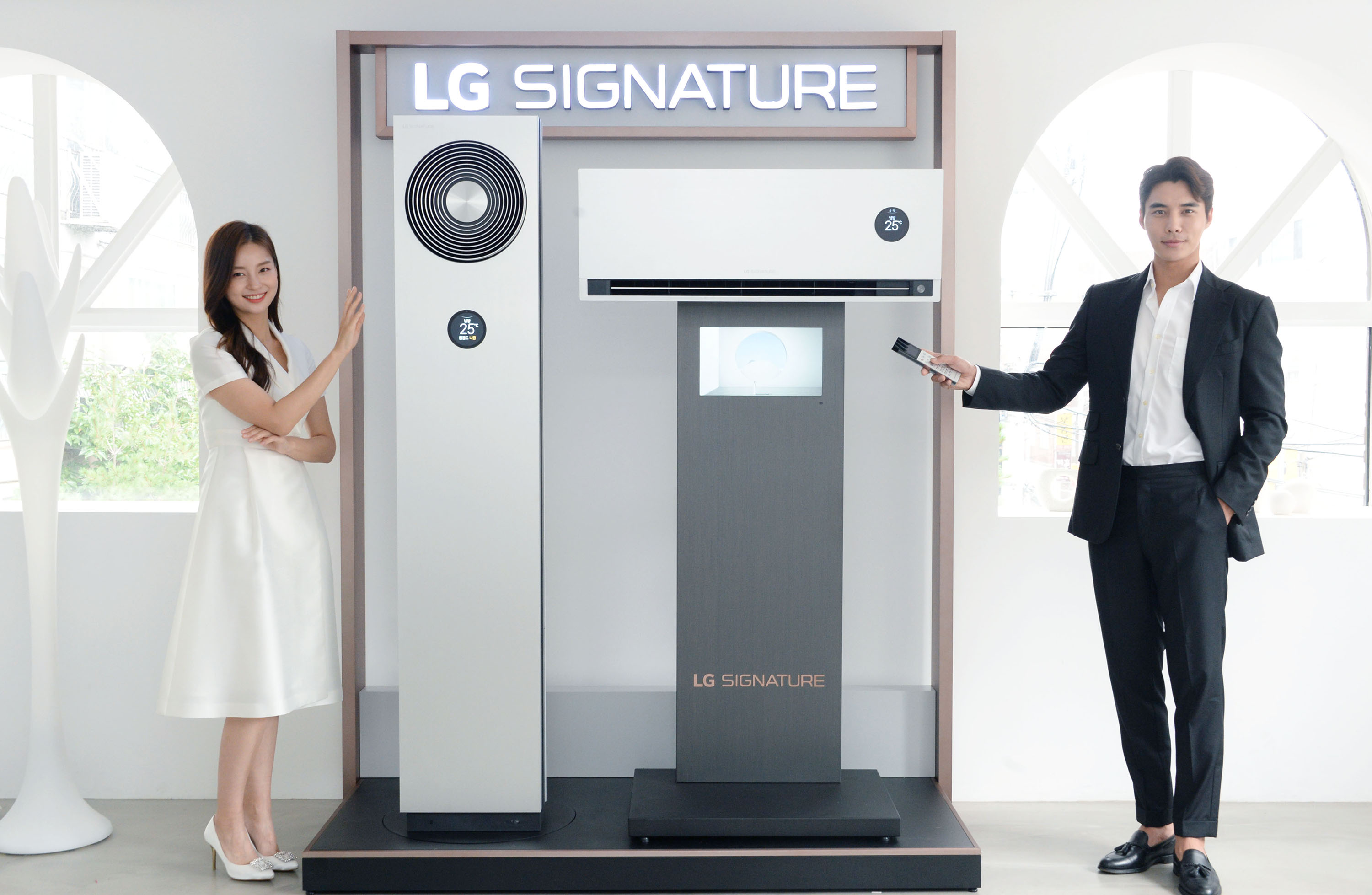 LG전자가 5일 超프리미엄 에어컨인 LG 시그니처(LG SIGNATURE) 에어컨을 출시했다. 사진은 모델이 LG 시그니처(LG SIGNATURE) 에어컨을 소개하는 모습.  