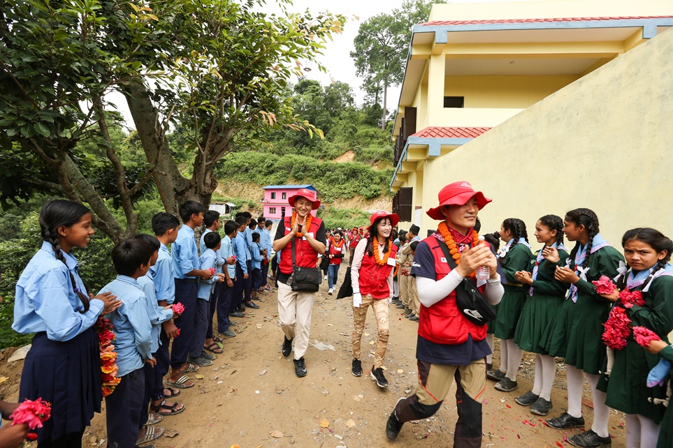 LG전자 임직원 해외봉사단을 반기는 네팔 쉬리 세티 디비 스쿨 학생들