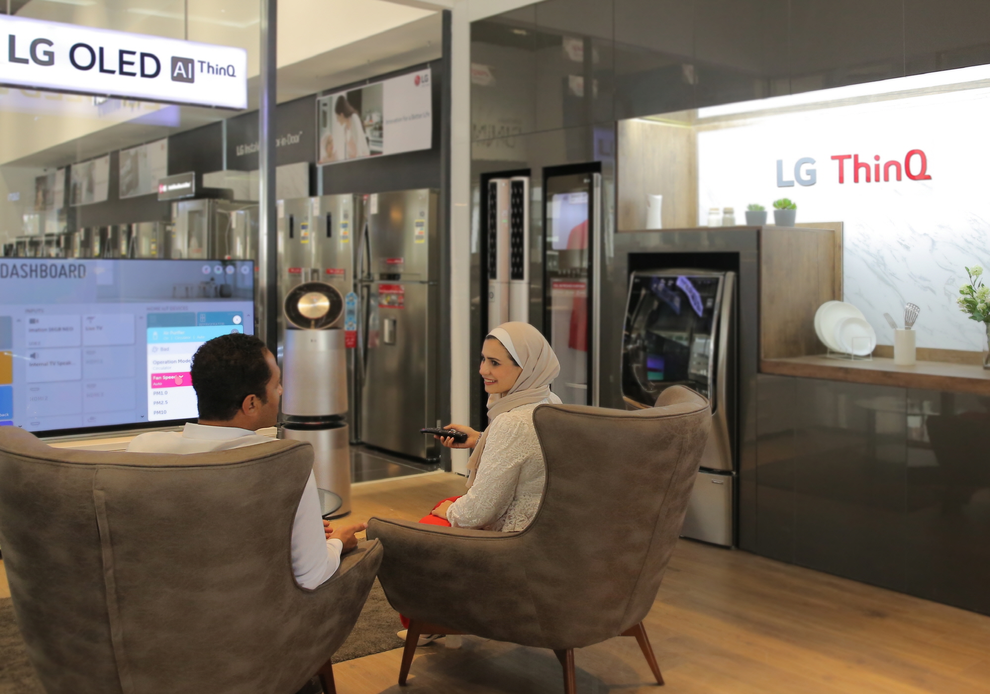 LG전자가 지난 12일 이집트 뉴카이로에 브랜드샵을 오픈하고 LG전자의 인공지능 가전을 체험할 수 있는 ‘LG 씽큐 체험존’을 마련했다. LG전자가 중동∙아프리카 지역에 LG 씽큐 체험존을 만든 건 이번이 처음이다. LG전자 직원이 'LG 씽큐 체험존에서 보다 편리해진 인공지능 가전을 경험하고 있다. 
