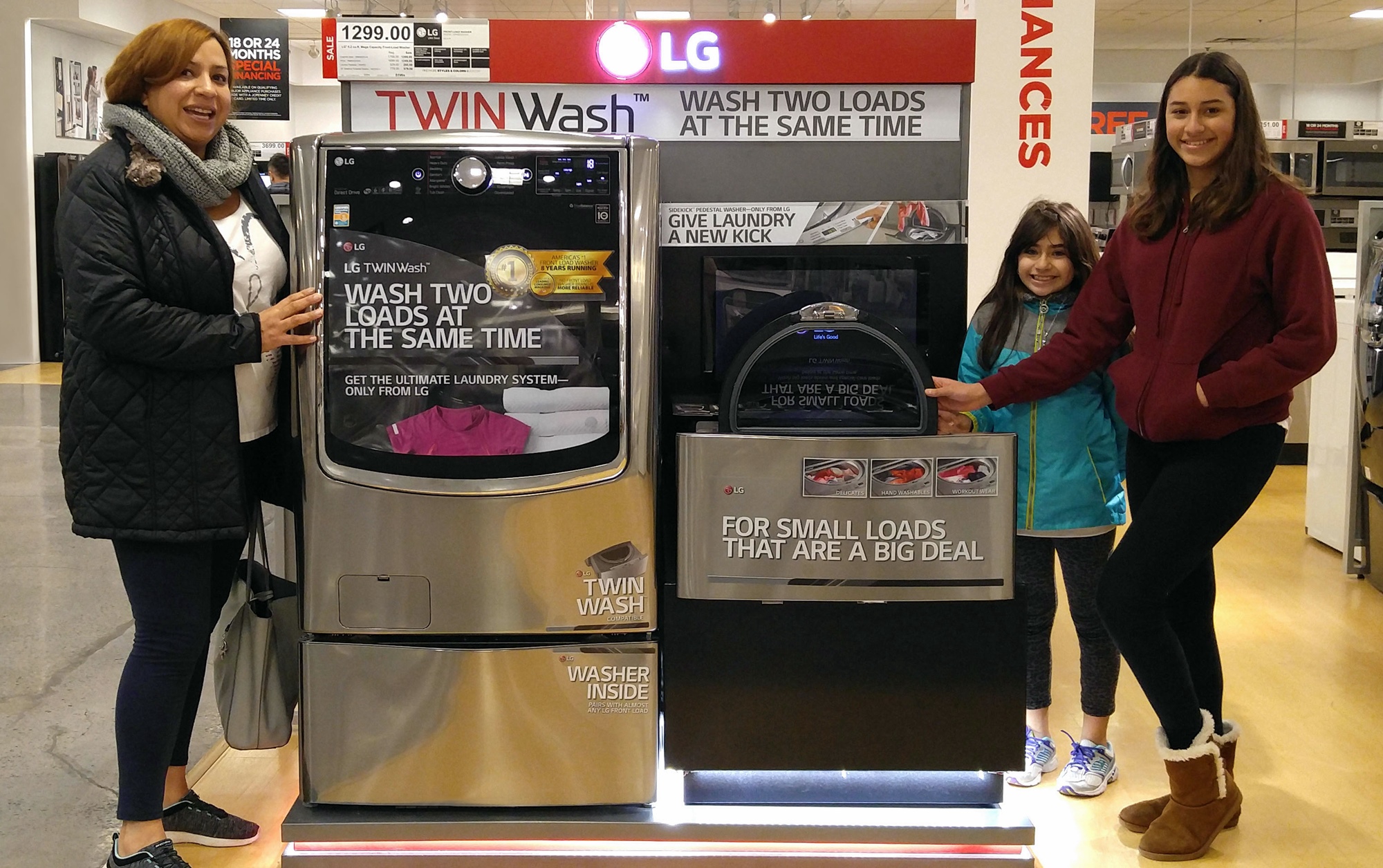 미국 뉴저지주의 한 가전 매장에서 소비자들이 LG 트윈워시를 살펴보고 있다.