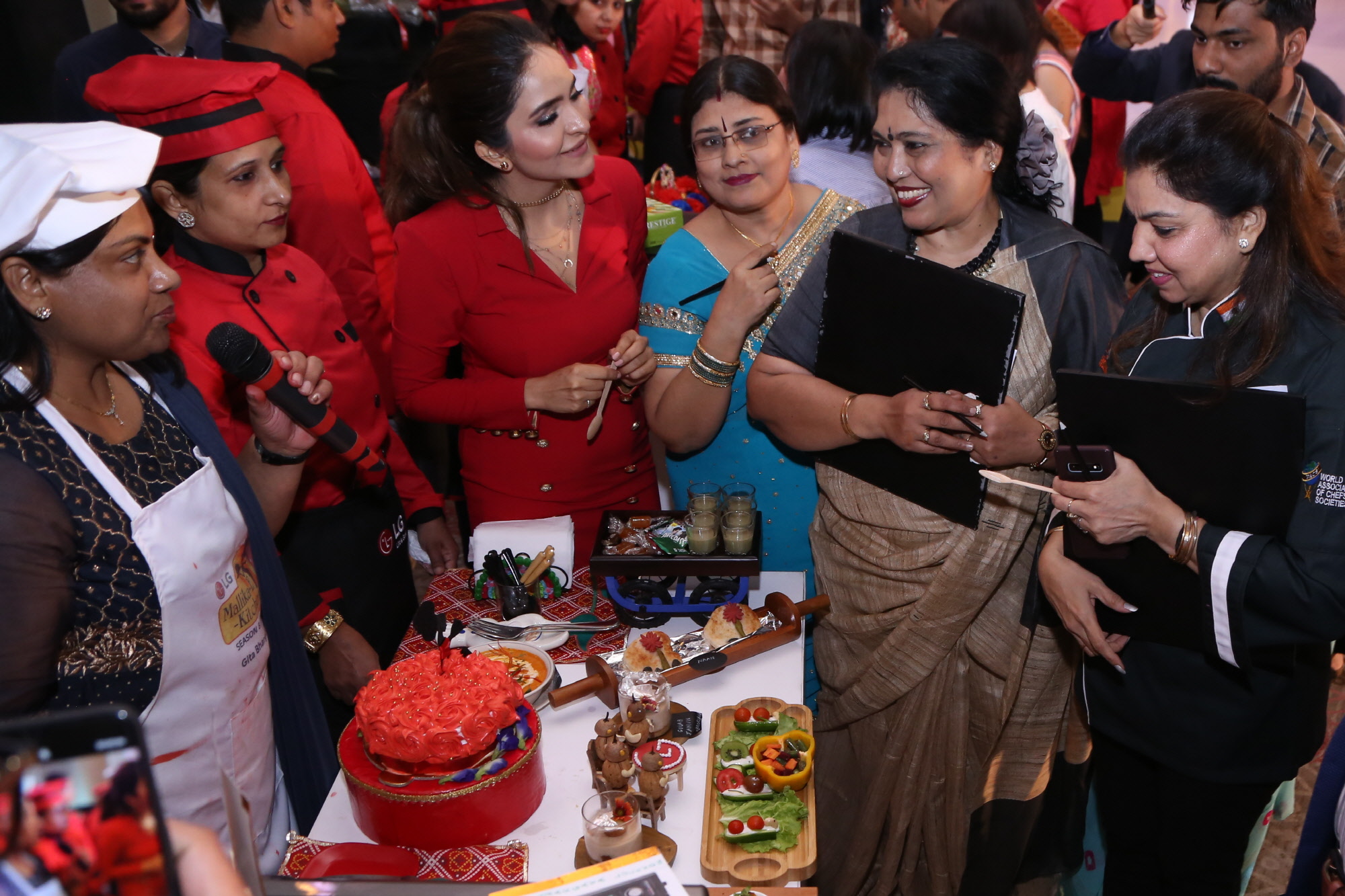 LG전자가 28일 인도 뉴델리 하야트호텔에서 건강한 요리문화를 확산하기 위해 'LG 요리 경연대회'를 개최했다. LG 광파오븐을 활용해 만든 요리를  심사위원들이 평가하고 있다. 