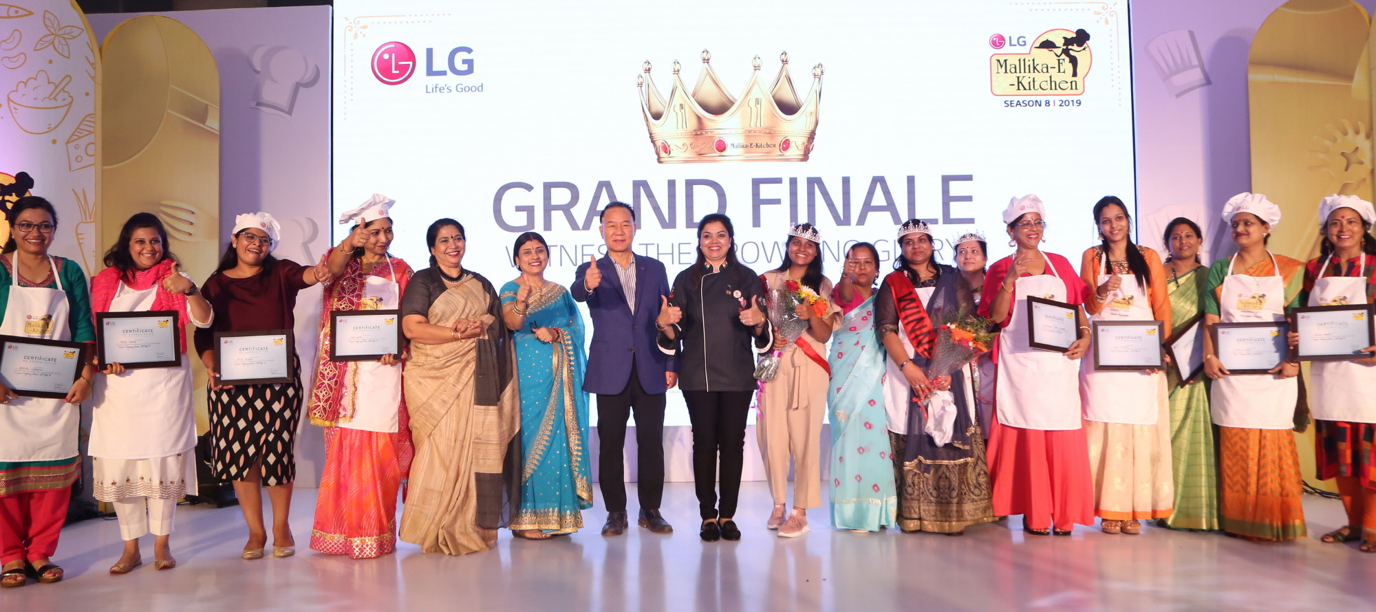  LG전자가 28일 인도 뉴델리 하야트호텔에서 건강한 요리문화를 확산하기 위해 'LG 요리 경연대회'를 개최했다. LG전자 인도법인장 김기완 부사장(왼쪽에서 일곱번째)이 참가자들과 기념촬영을 하고 있다.    
