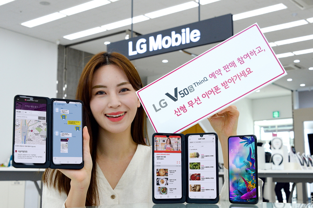 LG전자가 내달 11일 하반기 전략 스마트폰 LG V50S ThinQ을 국내 시장에 출시한다. 이에 앞선 내달 4일부터 10일까지 예약판매를 실시할 예정이다. LG전자 모델이 LG V50 ThinQ와 신형 LG 듀얼 스크린을 소개하고 있다. 