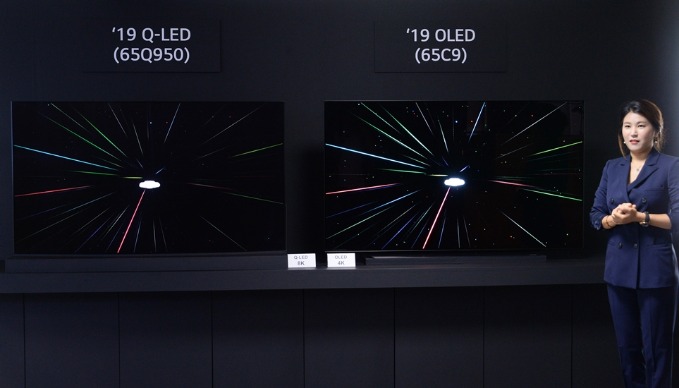 8K QLED TV(왼쪽)와 4K 올레드 TV(오른쪽)의 화질 비교