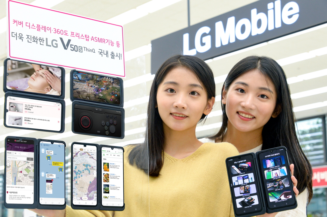 LG전자가 11일 이통통신 3사와 자급제 채널을 통해 LG V50S ThinQ를 국내 출시한다. 신제품은 안정성이 뛰어난 플랫폼을 기반으로 고객 목소리를 반영, 전작 대비 사용성을 높인 것이 특징이다. 일란성 쌍둥이인 LG전자 모델들이 서울 영등포구에 소재 LG베스트샵 서울양평점에 위치한 모바일 코너에서 LG V50S ThinQ를 소개하고 있다.