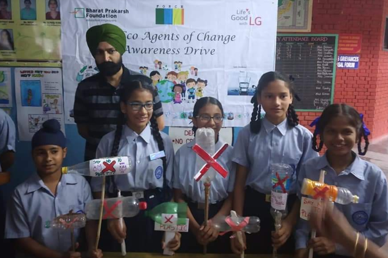  LG전자가 올해 4월부터 인도에서 환경 보호의 중요성을 알리기 위한 ‘LG Agent of Change’ 캠페인을 진행하고 있다. 인도 청소년들이 창작물을 만들어 일회용 플라스틱 사용 줄이기 캠페인을 하고 있다.
