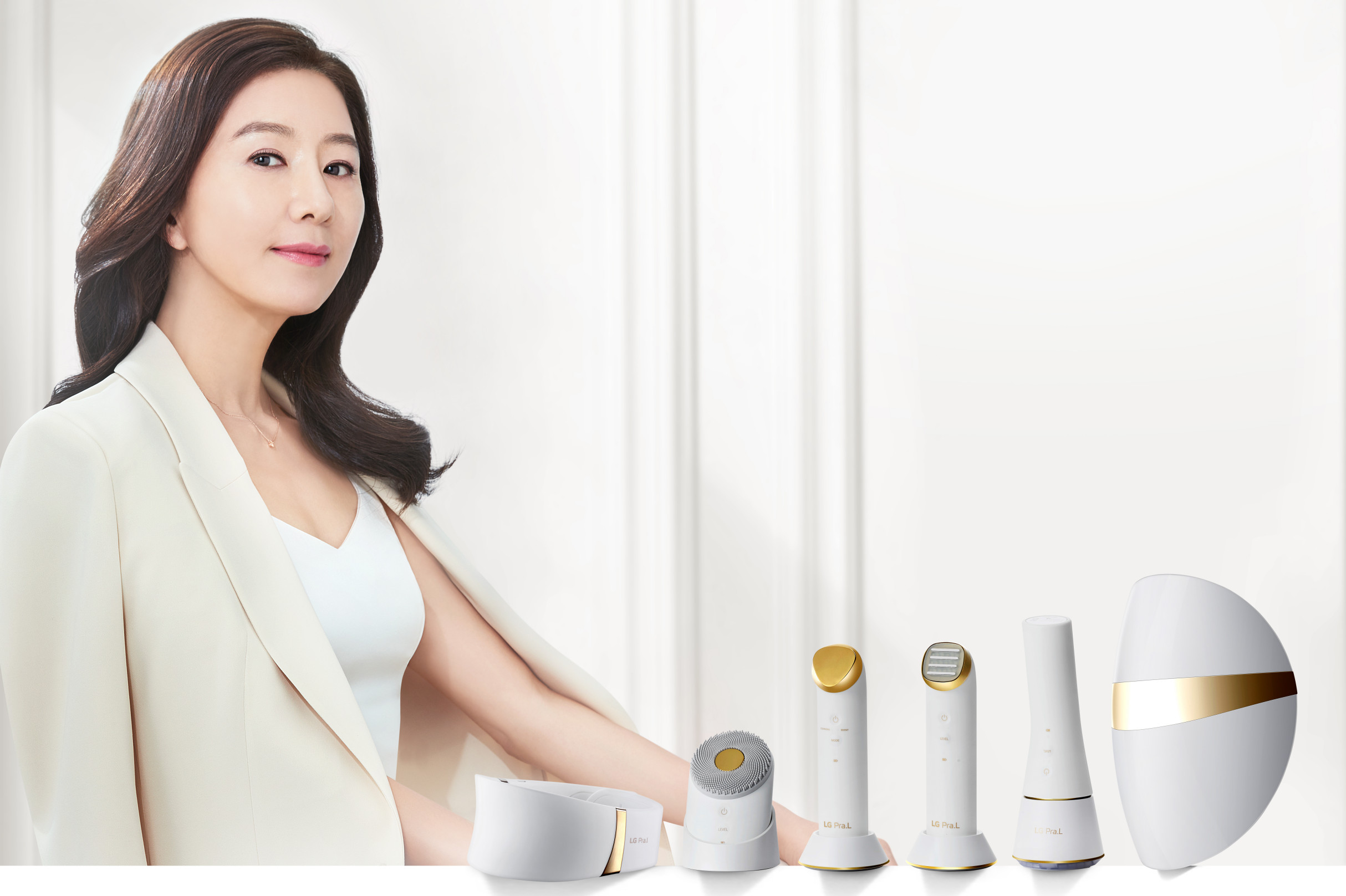 LG 프라엘 광고 모델 김희애가 LG 프라엘 6종 제품과 함께 포즈를 취하고 있다.