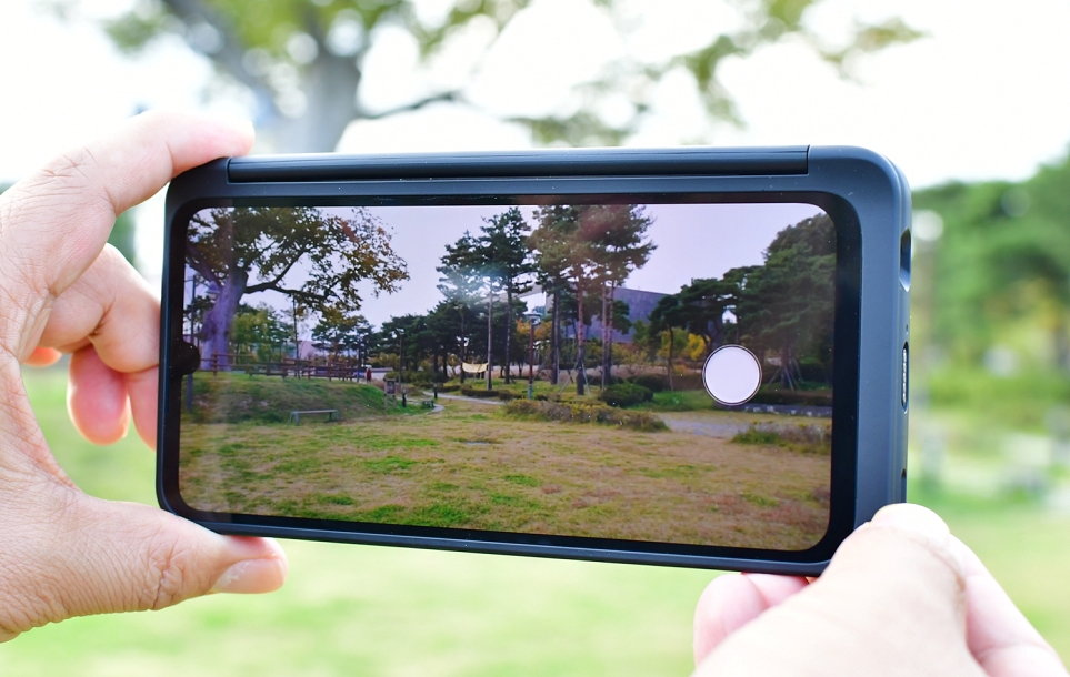 LG V50S ThinQ LG 듀얼 스크린 미러모드를 활용해 전면카메라를 디카처럼 사용하는 모습