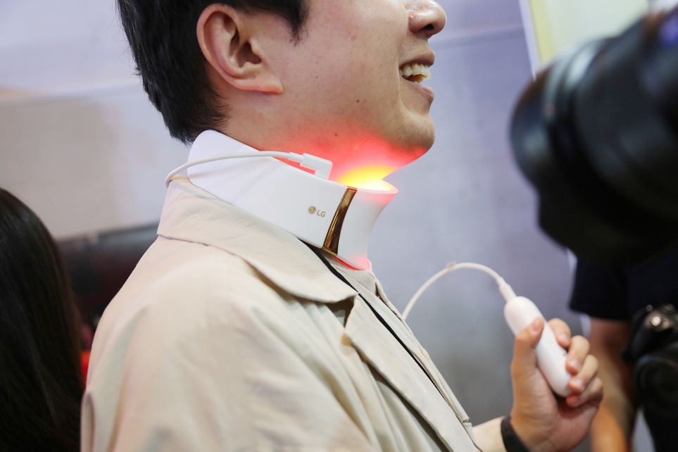 LG 프라엘 더마 LED 넥케어 체험 모습 2