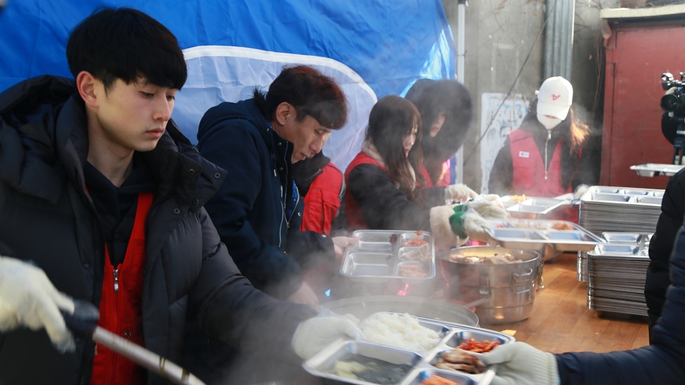 따뜻한 국, 오늘 갓 담근 김치, 편육으로 전하는 식사
