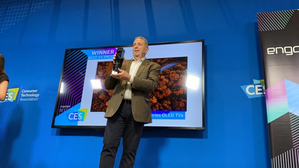  LG 올레드 TV가 엔가젯으로부터 ‘CES 2020 최고상’을 수상하고 있는 모습