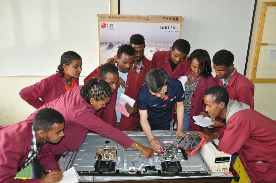 에티오피아 LG-KOICA 희망직업훈련학교에서 교육하는 모습 2