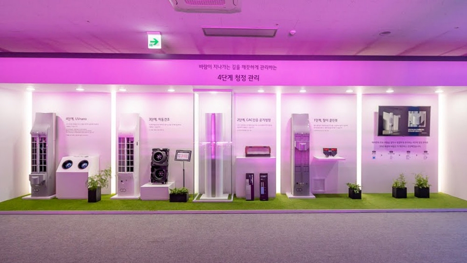 LG 휘센 씽큐 에어컨 신제품 발표회에서 4단계로 이루어진 청정관리 방법을 보여주는 전시 모습 2