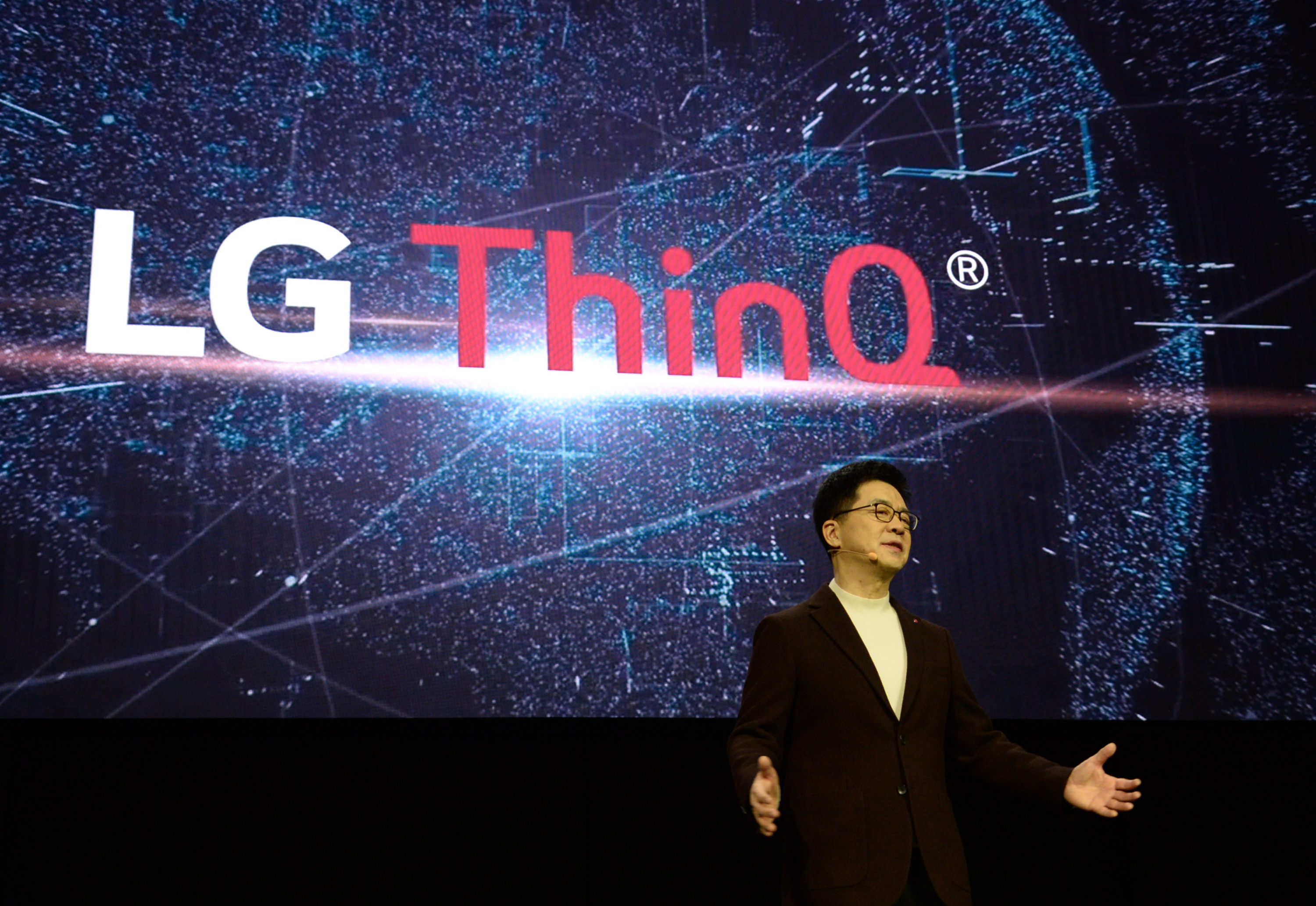 CES 프레스 컨퍼런스에서 글로벌 AI 브랜드인 LG ThinQ(씽큐)를 공개하고 있는 박일평 사장의 모습