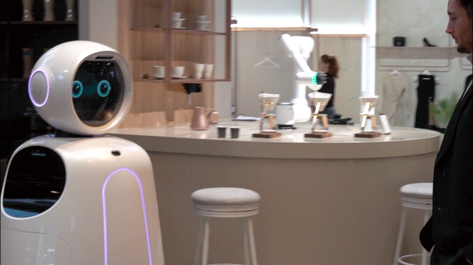 CES 2020 LG전자 부스 ‘클로이 테이블’의 안내로봇이 방문객을 안내하는 모습