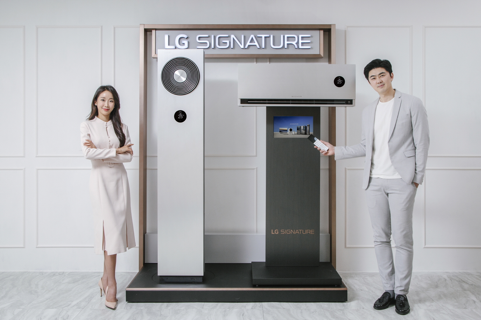 LG전자 모델이 냉방 성능을 강화한 超프리미엄 에어컨인 'LG 시그니처(LG SIGNATURE) 에어컨' 신제품을 소개하고 있다. 