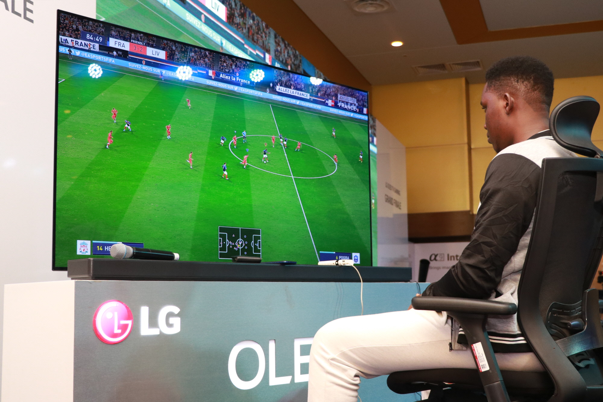 LG전자가 지난 주말 나이지리아 라고스 지역에서 LG 올레드 TV 게이밍 챌린지를 열었다. 대회 참가자들이 LG 올레드 TV를 활용해 게임을 즐기고 있다.