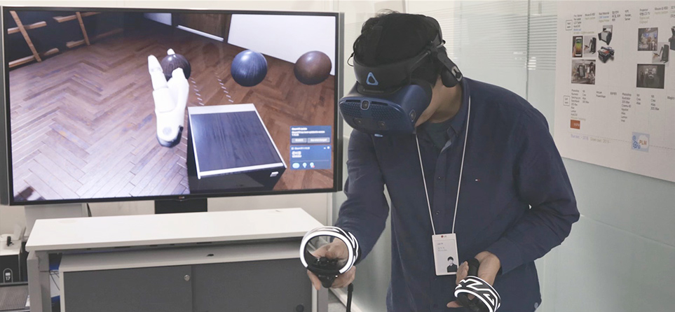 VR 기술로 사용자 환경을 가상 체험 하는 모습