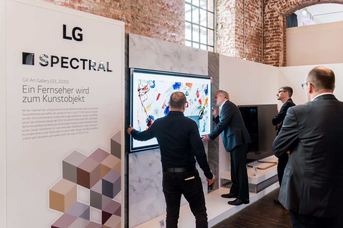 LG 올레드 TV가 유력 매체들로부터 연이은 호평을 받고 있는 가운데, 최근에는 유럽 7개국 소비자매체가 실시한 성능평가에서 1위부터 4위까지를 전부 석권하며 우수성을 인정받았다. 사진은 유럽지역 거래선 관계자들이 2020년형 LG 올레드 TV를 살펴보는 장면.