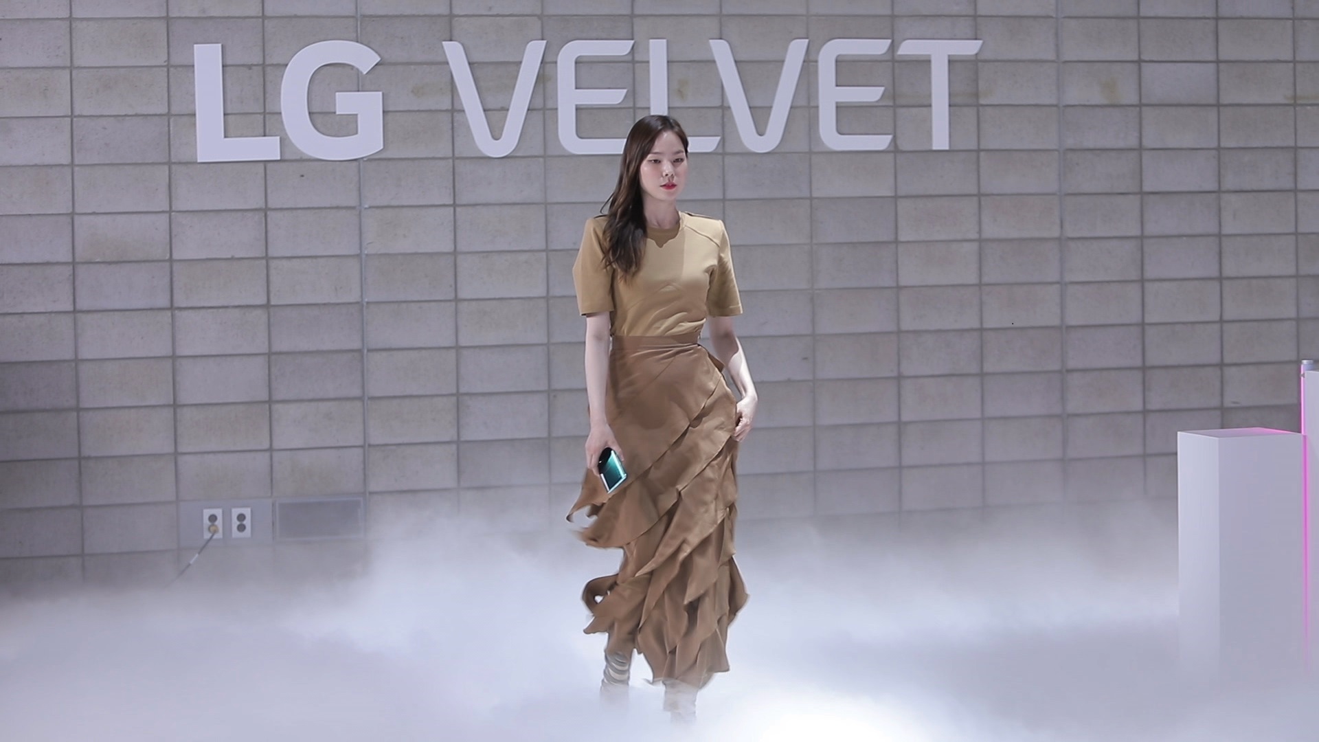코로나19로 사회적 거리두기를 실천하고자 온라인 패션쇼로 공개행사를 열었던 LG 벨벳이 공중파 예능프로그램에서 소개됐다. 사진은 '사장님 귀는 당나귀 귀' 영상 캡쳐   