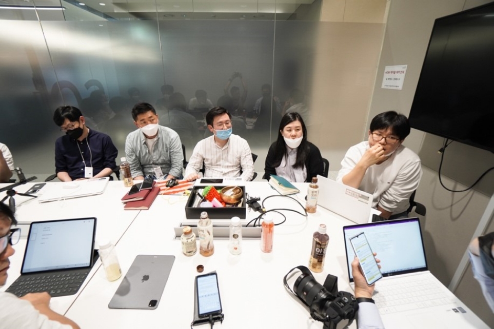 LG 벨벳 개발자들과 인터뷰하는 모습