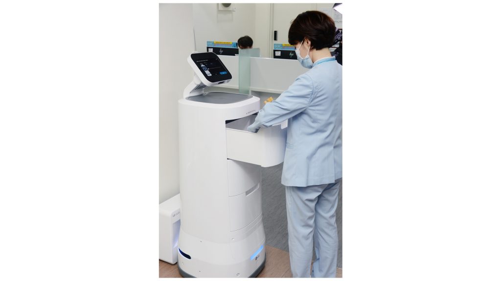 서울대학교병원 간호사가 LG 클로이 서브봇(서랍형)을 사용하고 있다.