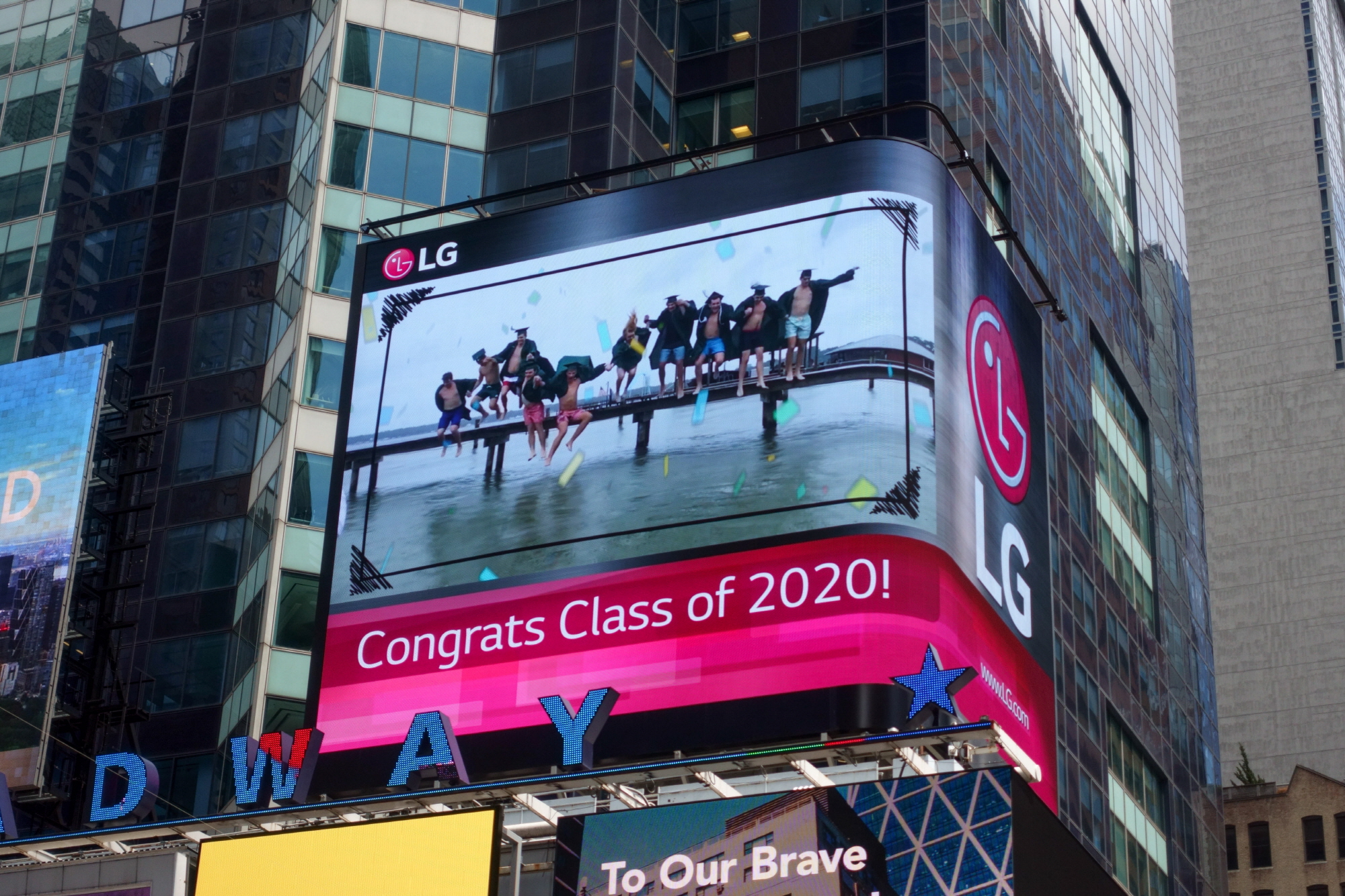 뉴욕 타임스스퀘어에 있는 LG전자 전광판에 졸업생 375명의 사진을 하루 48회씩 보여주며 올해 학교를 졸업하는 모든 졸업생들에게 진심어린 축하를 전하고 있다.