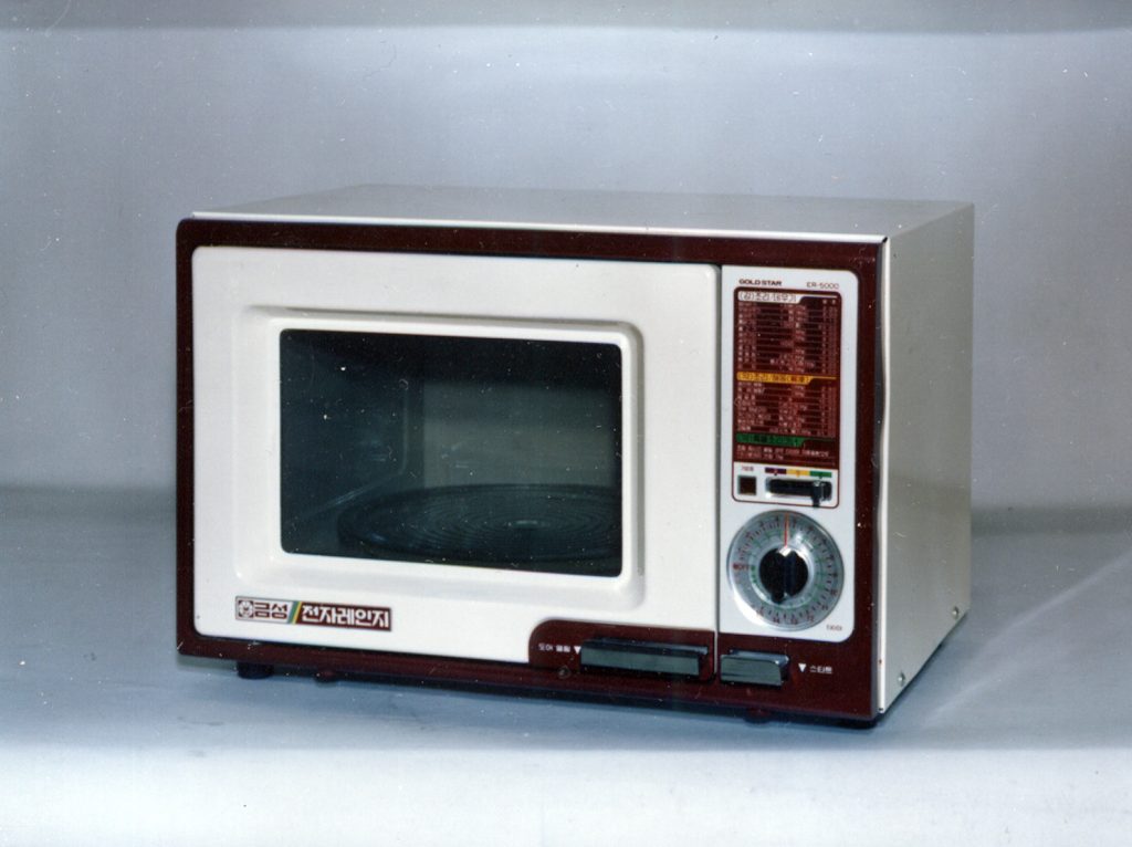 LG전자가 1981년 국내업계에서 처음 선보인 골드스타 전자레인지 제품사진