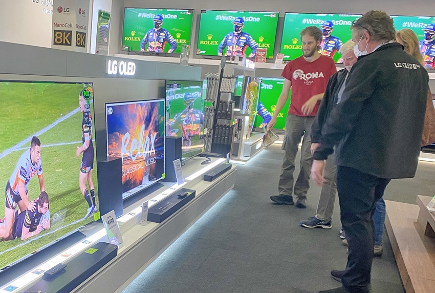 호주 시드니에 위치한 한 가전매장에서 소비자들이 LG 올레드 TV를 살펴보고 있다.