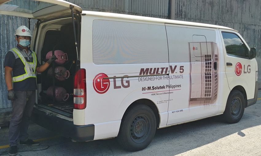필리핀 현지의 LG전자 시스템에어컨 서비스 엔지니어가 DMS 전용 차량을 소개하고 있다.