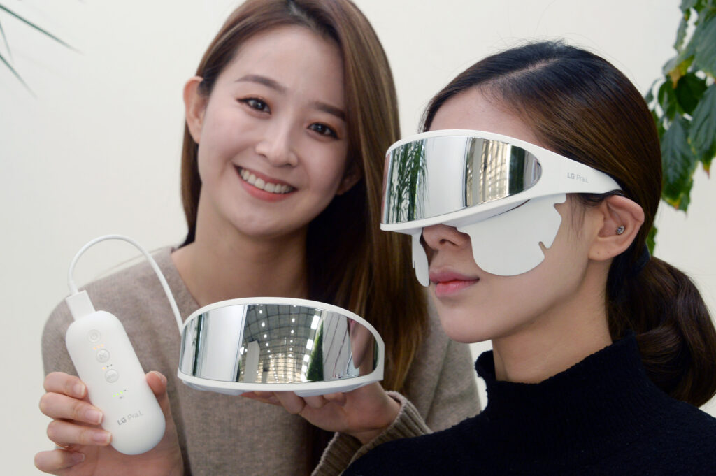 모델들이 LG전자가 새롭게 선보인 눈가 전용 뷰티기기 'LG 프라엘 아이케어(모델명: EWN1)'를 소개하고 있다