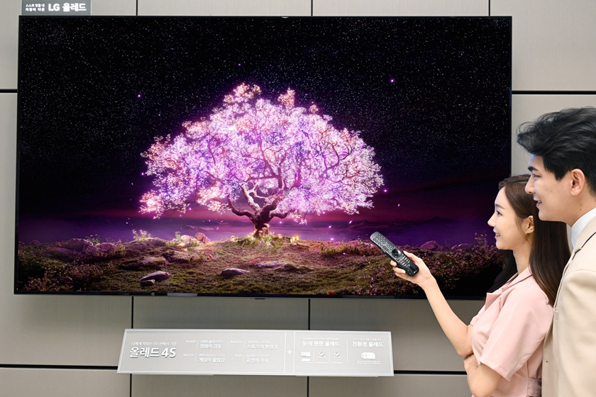 모델들이 LG 올레드 TV(모델명: 83C1)를 소개하고 있다.