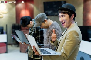 개그맨 장동민씨가 울트라북을 사용 하고 있는 모습