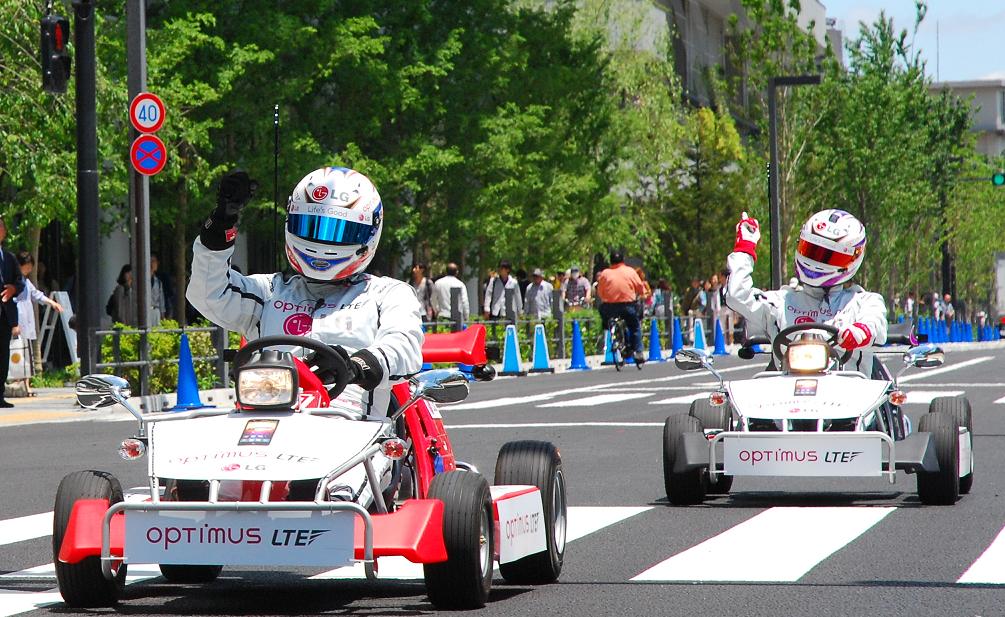 F1 드라이버가 일본 도심에서 카트를 운전한 까닭은?