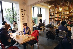 초대손님으로 꽉찬 일일 카페