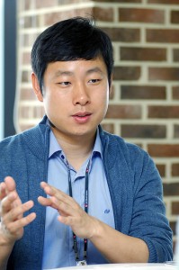 인터뷰 중인 김중식 주임