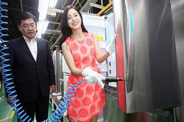 LG 디오스 냉장고 광고모델 김태희, 창원 연구소 가다