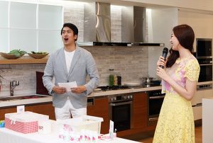 MC를 맡은 개그맨 김성원과 영화배우 김효진