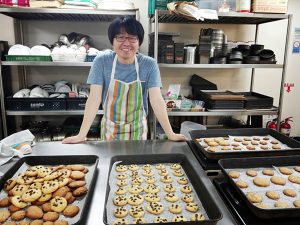 모두 구워진 다양한 종류의 쿠키