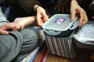 어르신께 도시락 전달