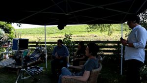 모니터링하는 다국적 영상 제작팀