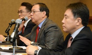 키친패키지사업담당 송승걸 상무(왼쪽), HA사업본부장 조성진 사장(가운데), HA해외영업그룹장 박재유 전무 순임(오른쪽)