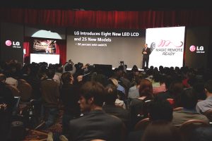 신제품 설명 듣는 취재진들