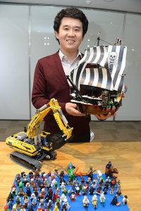가장 좋아하는 해적 시리즈 레고를 들고있는 김제헌 과장